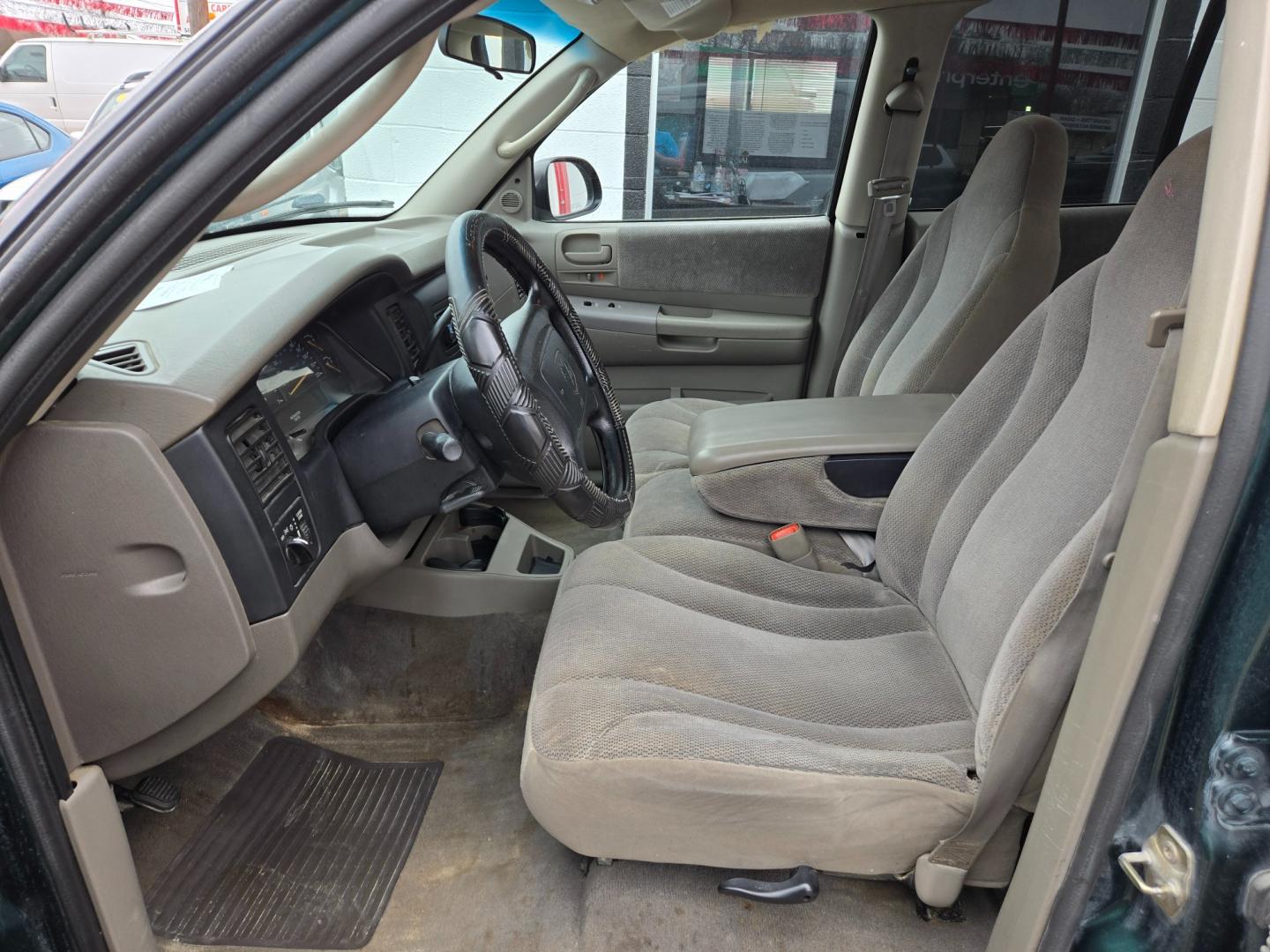 2001 GREEN Dodge Dakota (1B7GL2AN31S) with an 4.7L V8 F OHV engine, Automatic transmission, located at 503 West Court, Seguin, TX, 78155, (830) 379-3373, 29.568621, -97.969803 - Photo#4